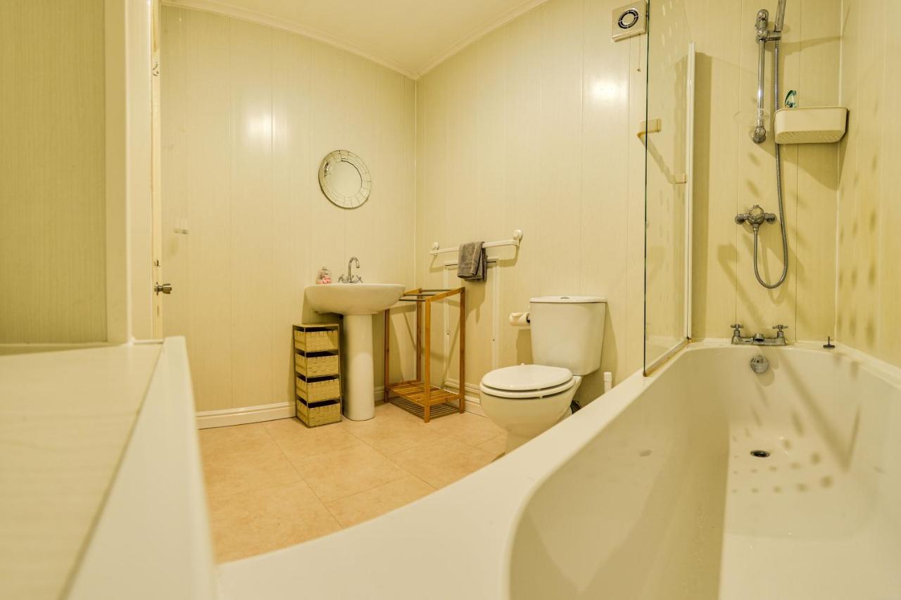 The Whitby Prospect, Large Apartment With Stunning Views, 2 Mins From Beach Exterior foto